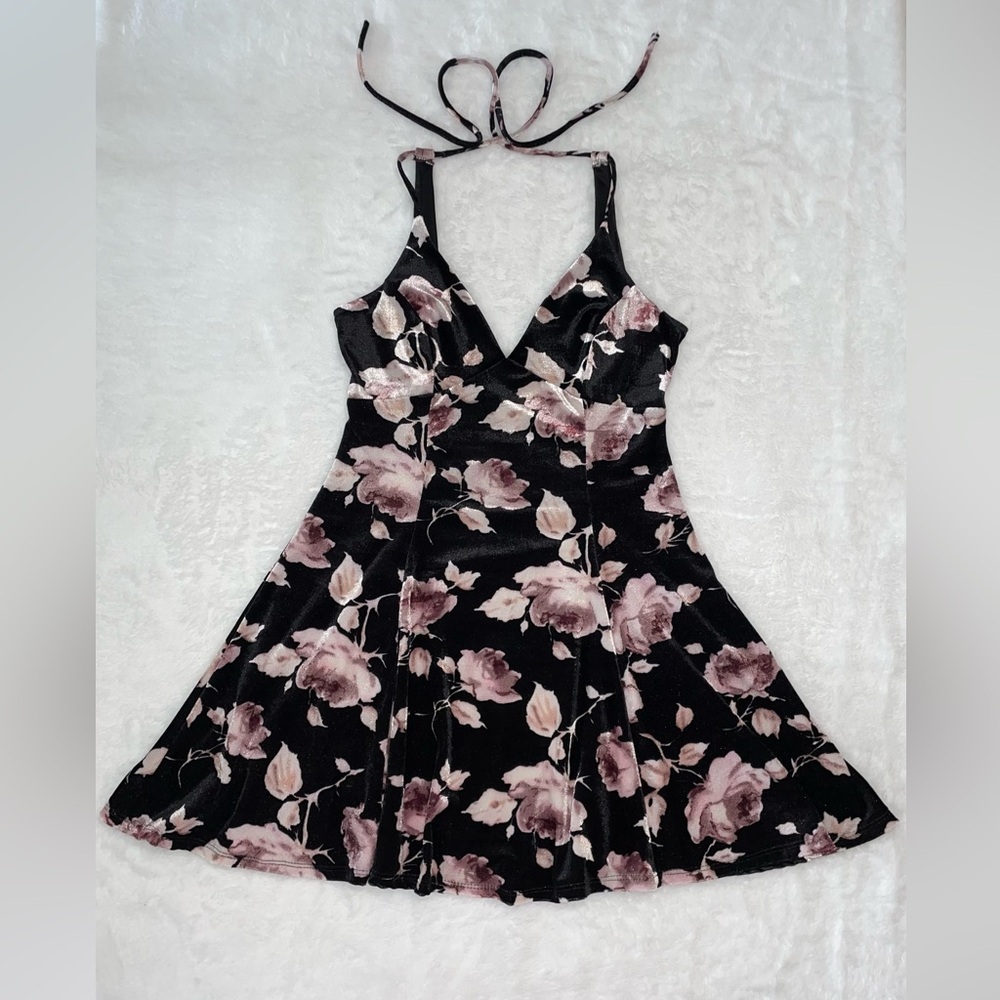 NWOT Ivy & Main Pretty Feminine Flower Velvety Mini Dress Open Back Tie Up Cute​